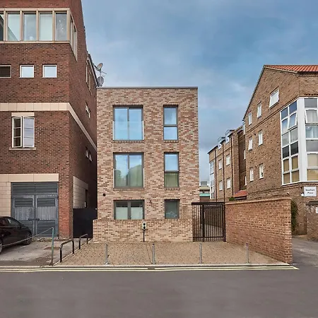 Host & - The Hideaway Apartment York